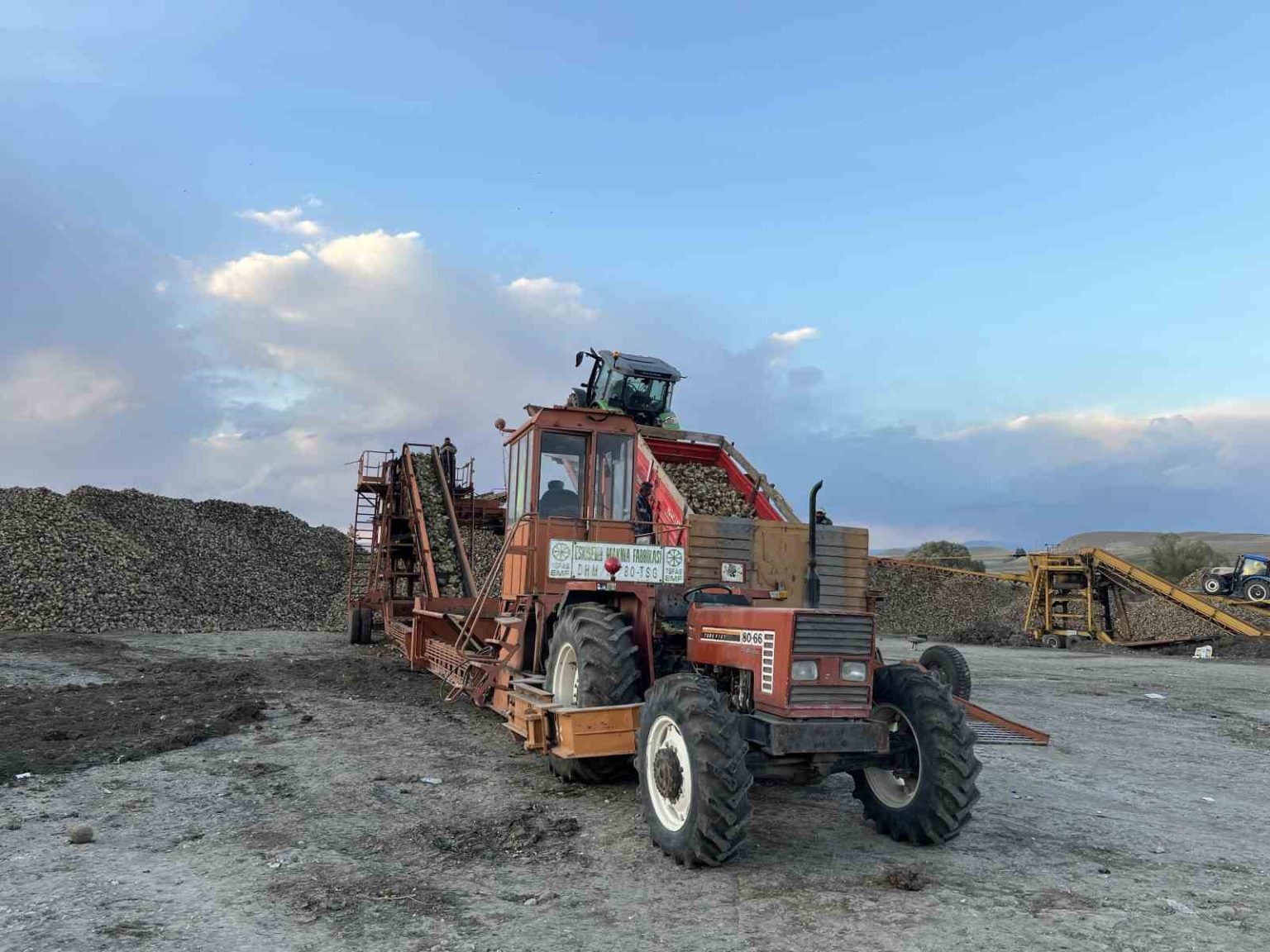 karsta-seker-pancari-hasadinda-yogun-mesai-ciftciler-zamanla-yarisiyor