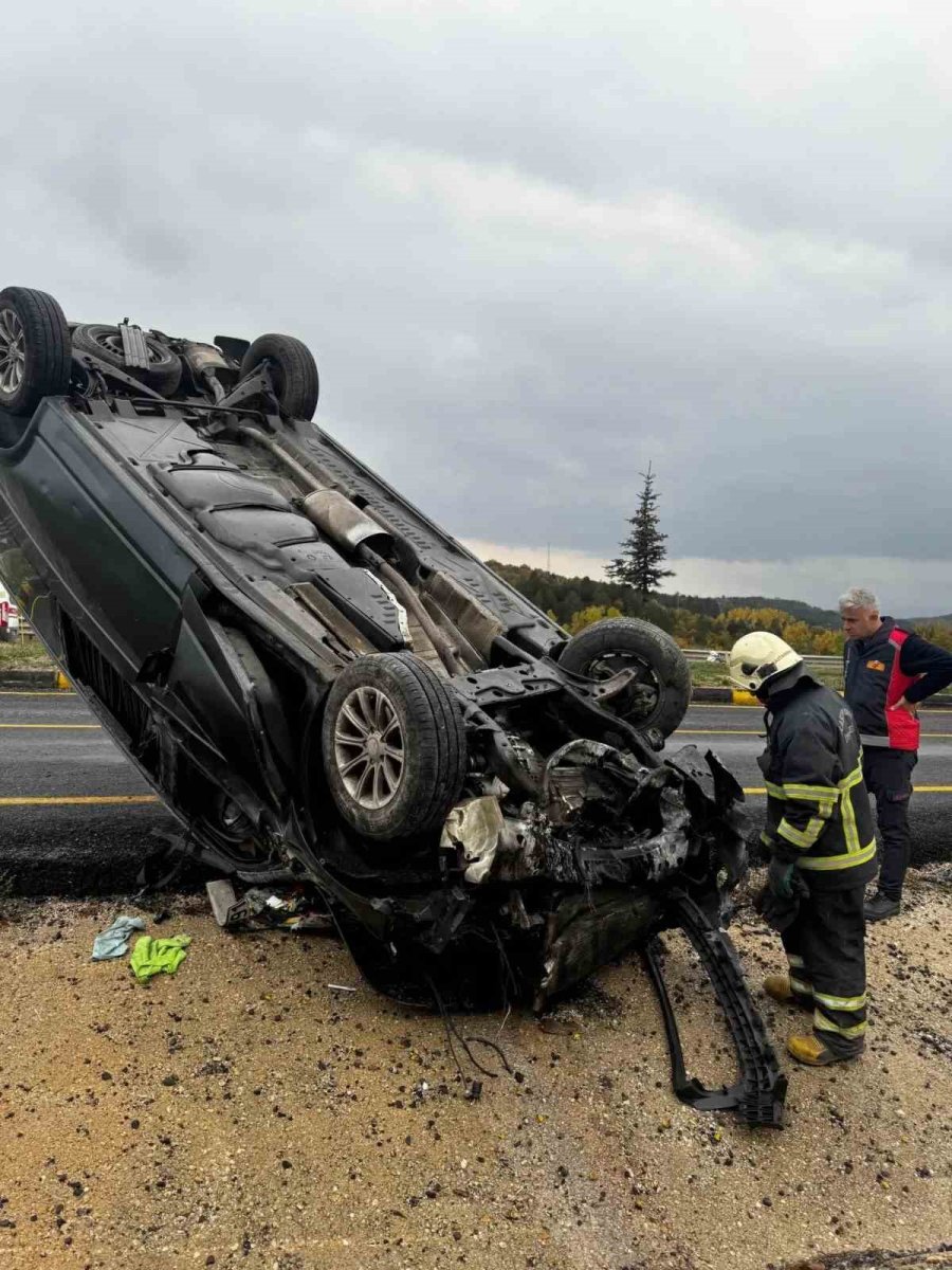 kastamonuda-takla-atan-hafif-ticari-aracin-surucusu-yaralandi