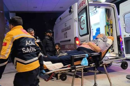 kontrolden-cikan-otomobil-duvara-carpti-3-kisi-yaralandi