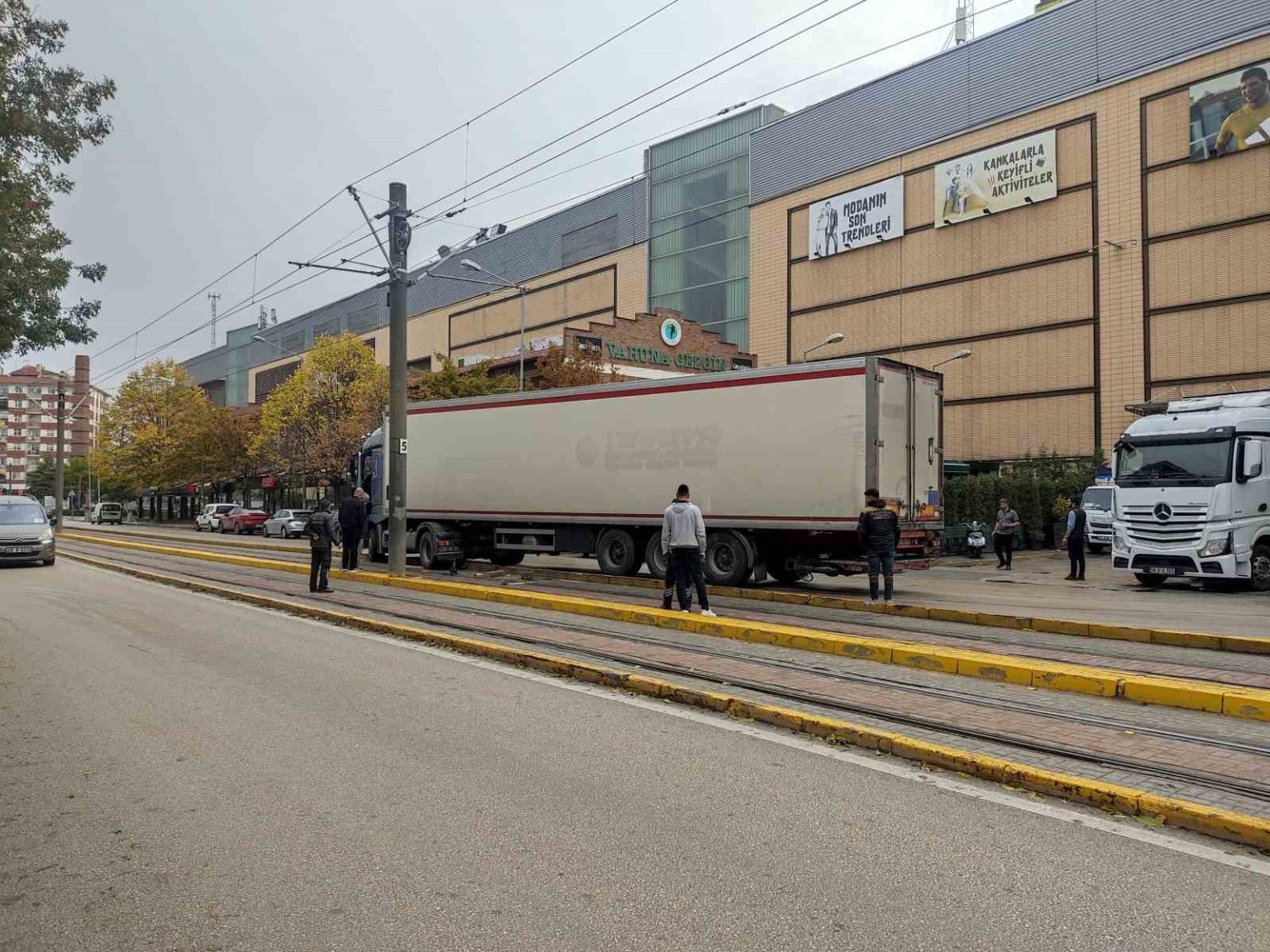 kontrolden-cikan-tir-tramvay-yoluna-girdi-seferler-aksadi