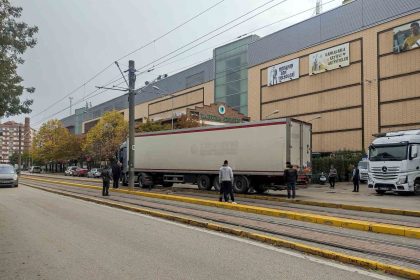 kontrolden-cikan-tir-tramvay-yoluna-girdi-seferler-aksadi