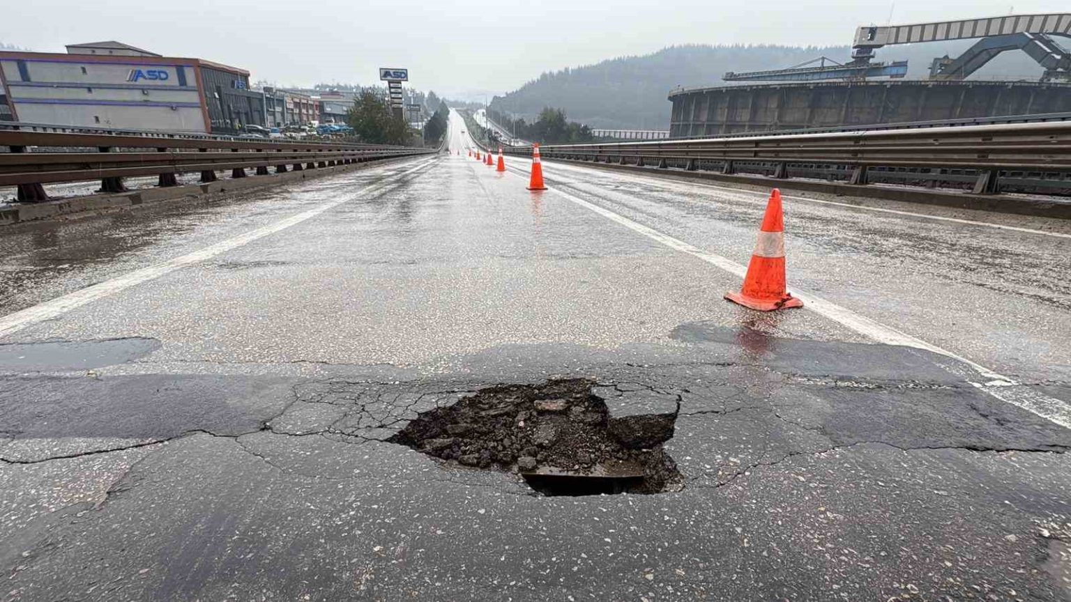 kopru-girisindeki-catlaklar-tehlike-olusturuyor