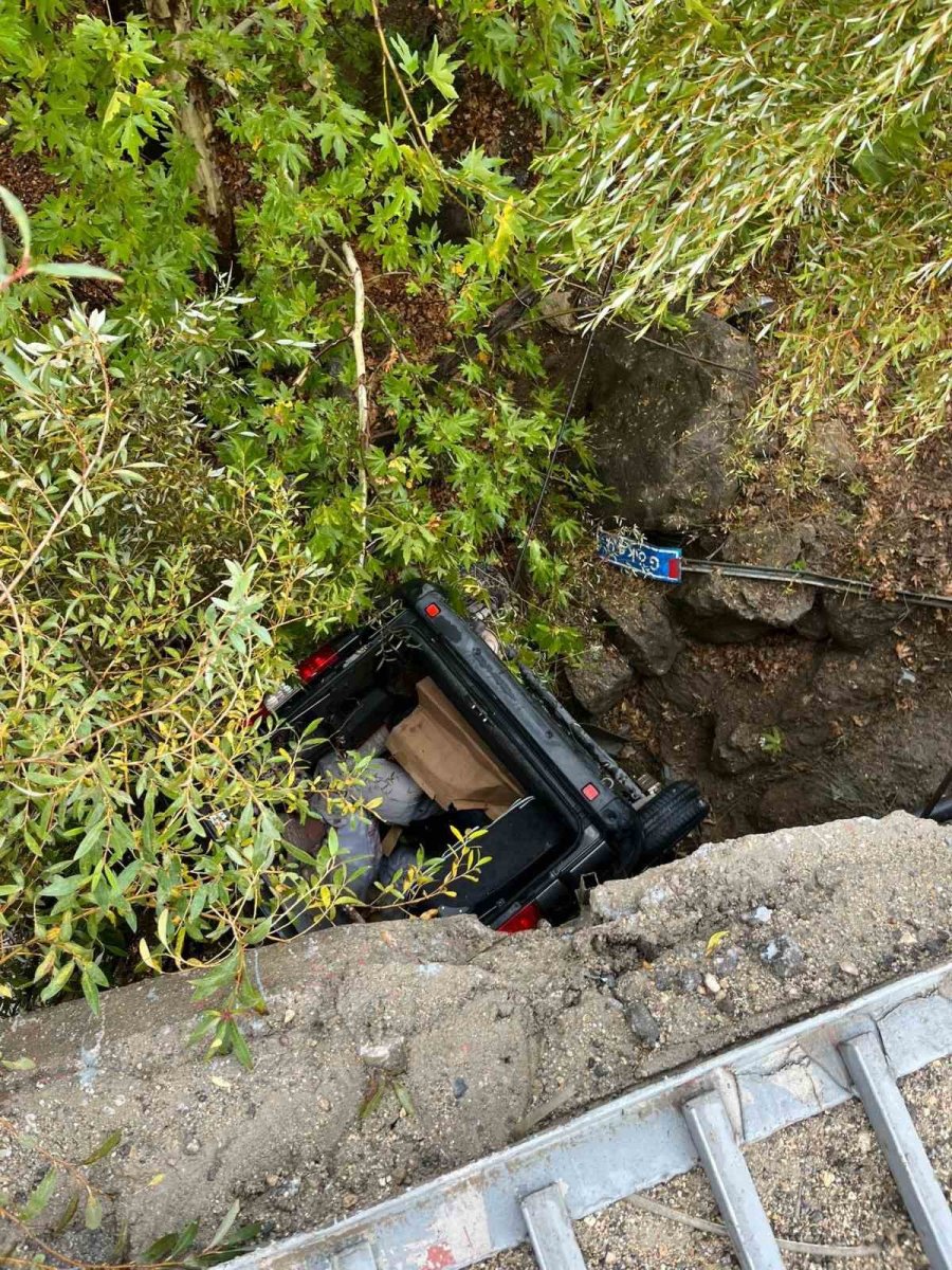 kopruden-ucan-otomobil-agac-dallarinda-asili-kaldi-2-yarali