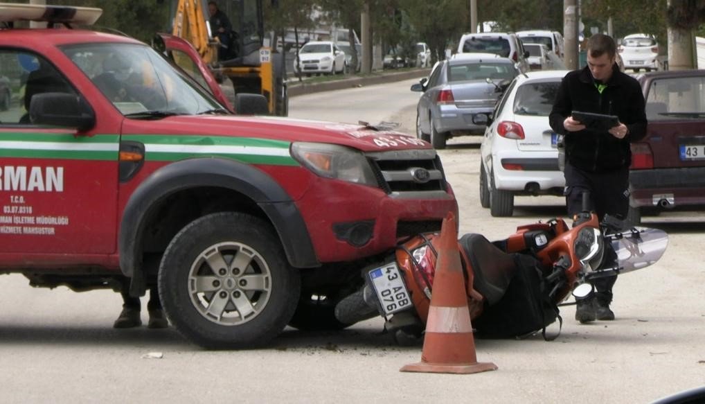 kutahyada-pikap-ile-motosiklet-carpisti-1-yarali