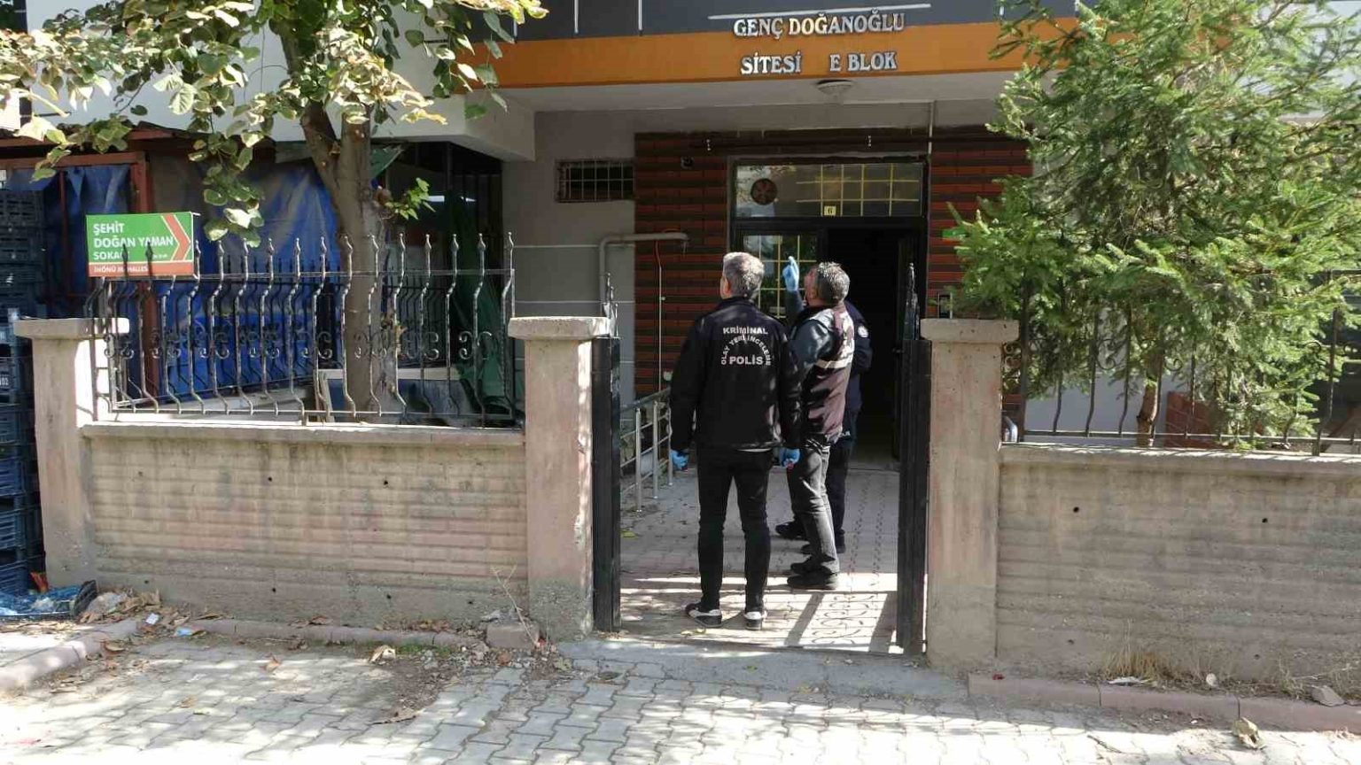 malatyada-balkondan-dusen-genc-kiz-agir-yaralandi