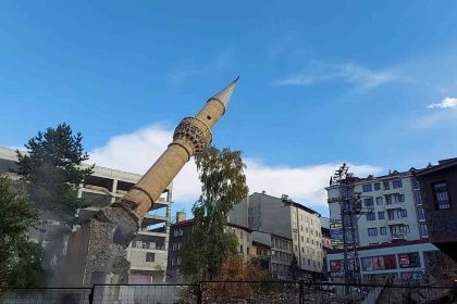 minare-saniyeler-icinde-yerle-bir-oldu