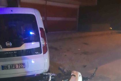 motosiklet-park-halindeki-araca-carpti-1-yarali