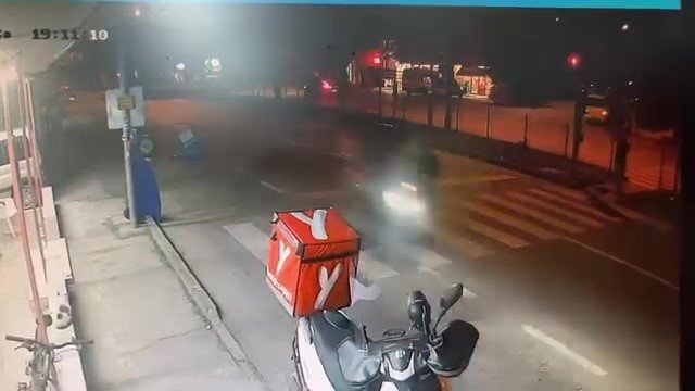 motosikletin-carptigi-adamin-yanindan-boyle-gectiler