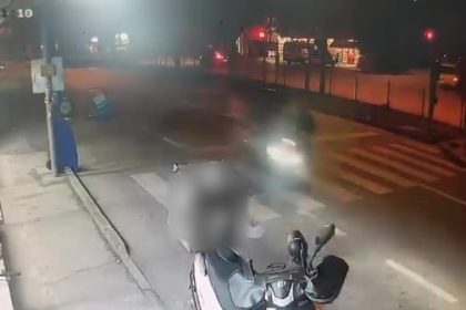 motosikletli-kuryenin-carptigi-yasli-adam-kanlar-icinde-yere-yigildi