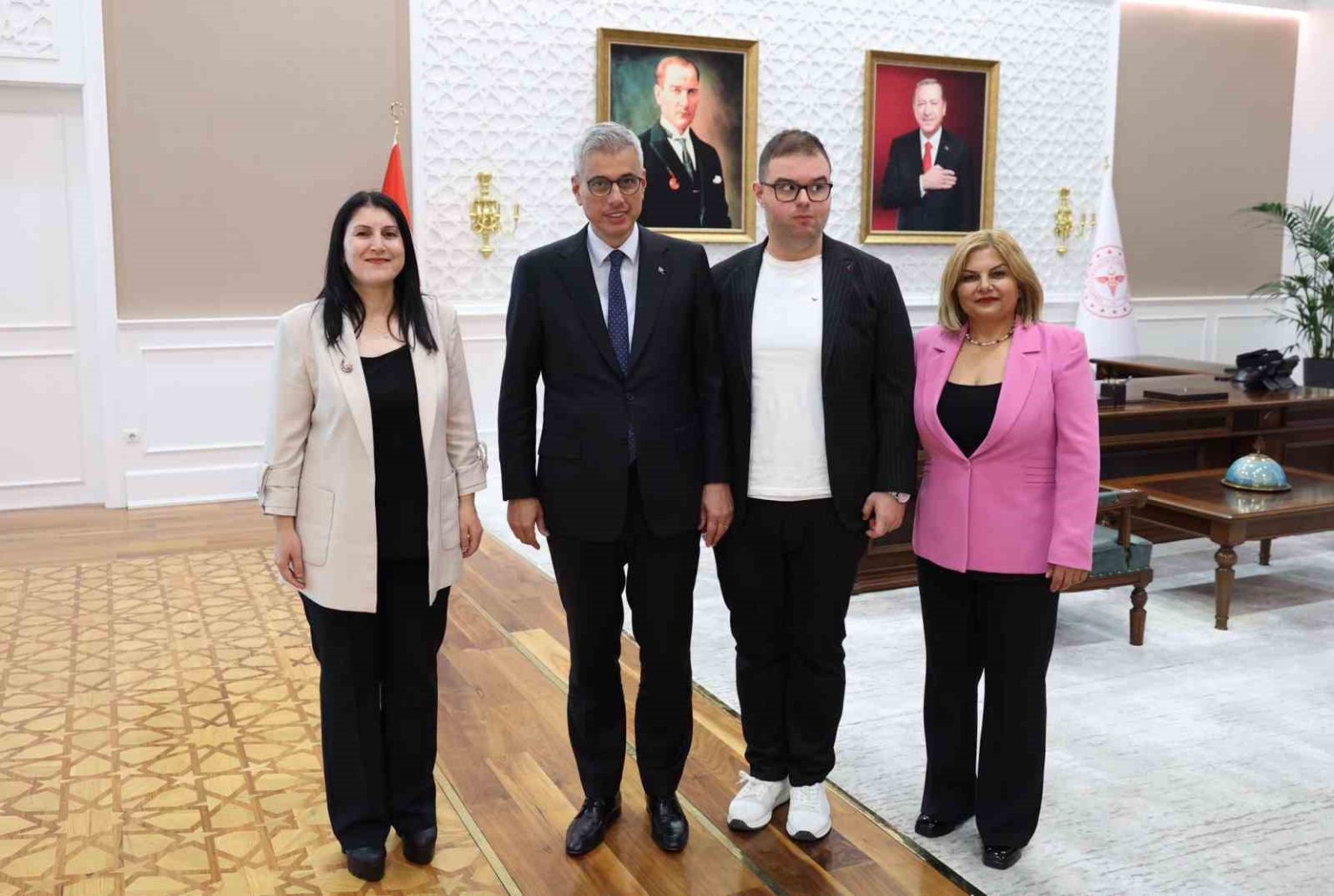 otizmli-bireylerin-sorunlarini-iceren-rapor-bakan-memisogluna-sunuldu