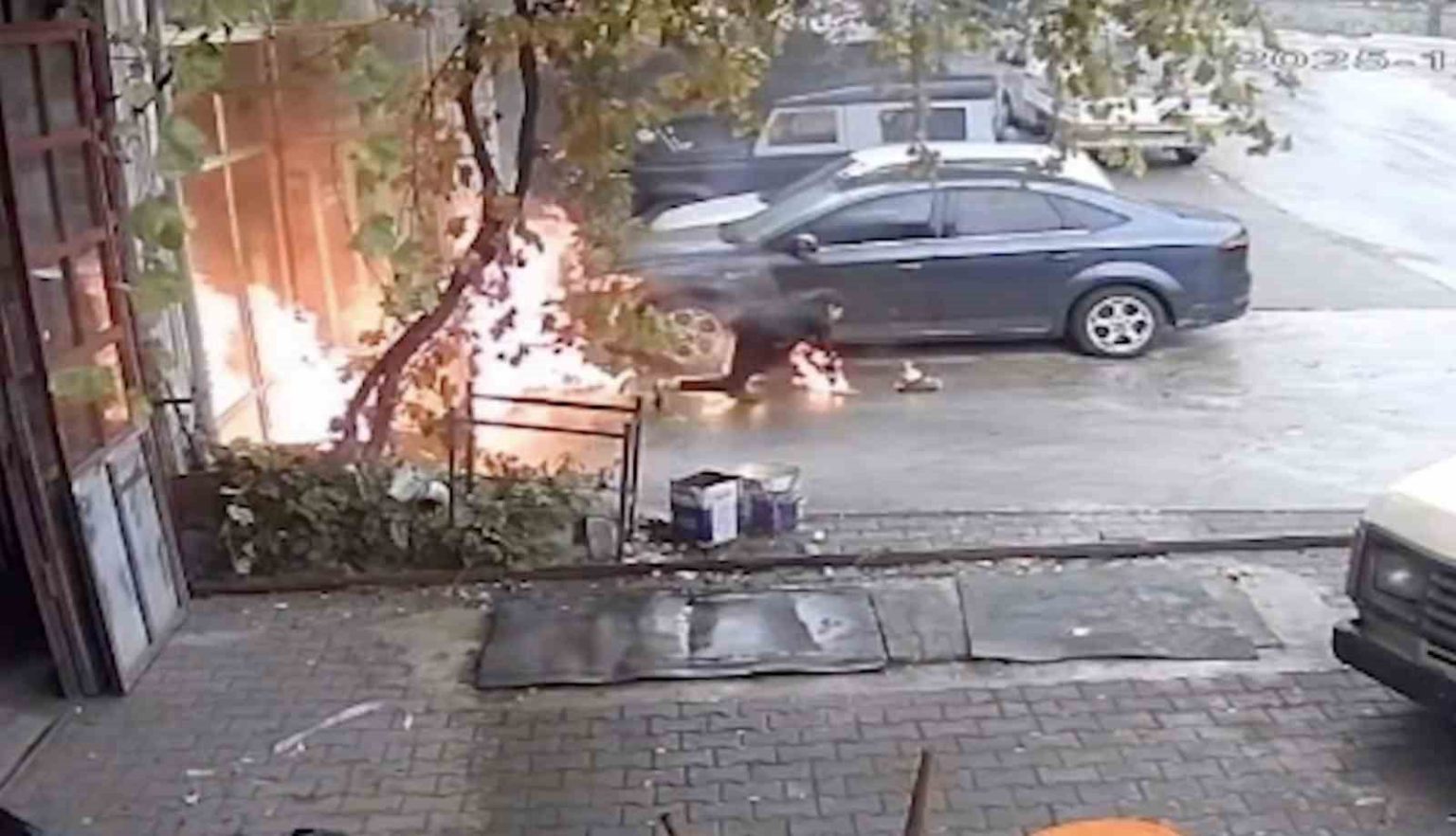 oto-tamirhanesinde-dehset-anlari-yanmaktan-boyle-kurtuldular