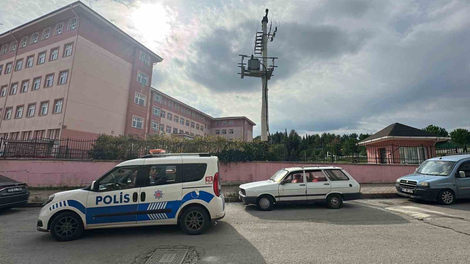 ozel-egitim-ogrencisi-okulda-arkadasini-makasla-yaraladi