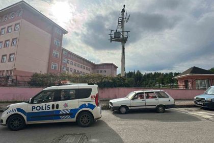 ozel-egitim-ogrencisi-okulda-arkadasini-makasla-yaraladi