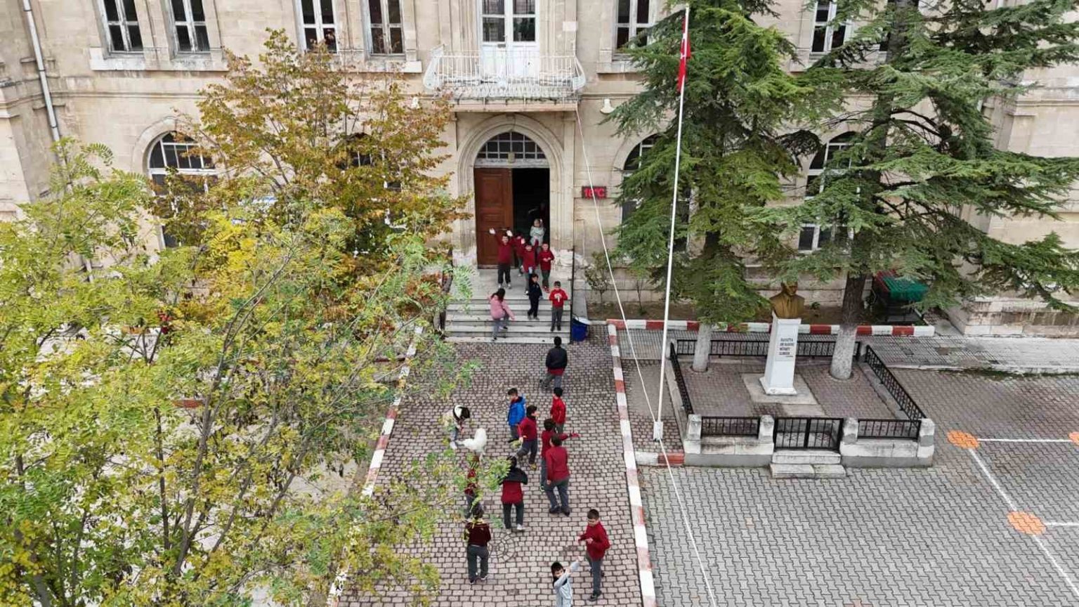 pinarhisarin-egitimdeki-asirlik-cinari-kologlu-ilkokulu-binasi-bir-asirdir-hizmet-veriyor