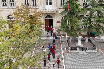 pinarhisarin-egitimdeki-asirlik-cinari-kologlu-ilkokulu-binasi-bir-asirdir-hizmet-veriyor