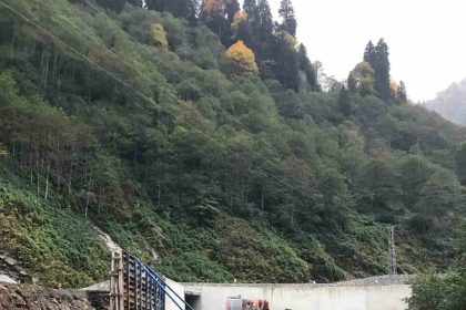 rizede-duvar-insaatinda-kalip-coktu-5-isci-yarali