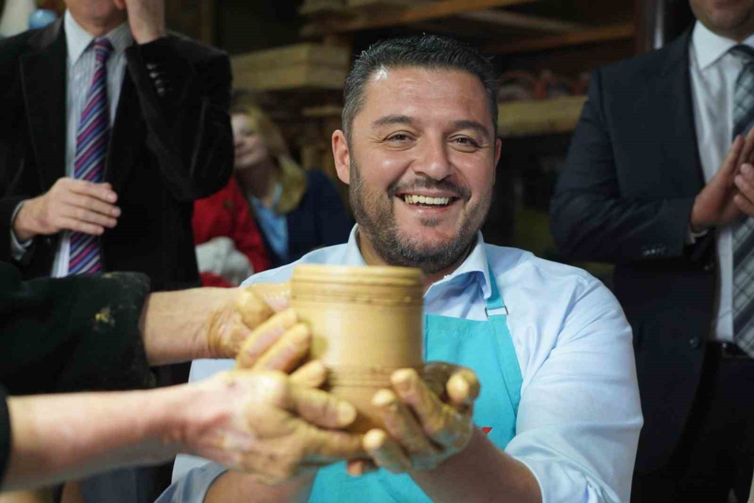 rodop-belediye-baskani-pavel-mihaylov-hayatinda-ilk-defa-comlek-tezgahina-gecerek-bardak-yapti