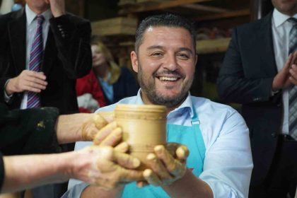 rodop-belediye-baskani-pavel-mihaylov-hayatinda-ilk-defa-comlek-tezgahina-gecerek-bardak-yapti