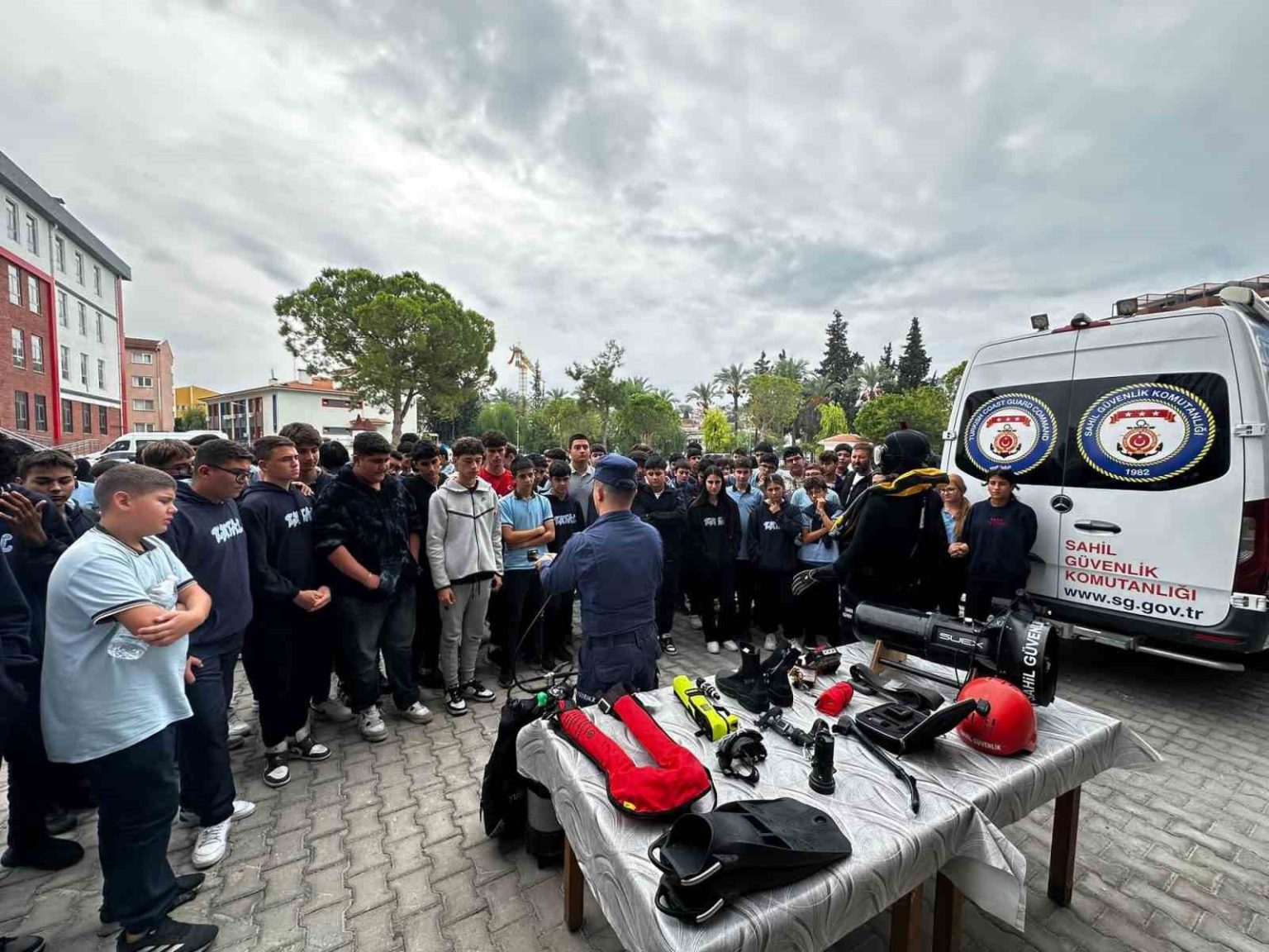 sahil-guvenlik-ogrencileri-bilgilendirdi