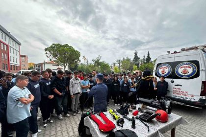 sahil-guvenlik-ogrencileri-bilgilendirdi