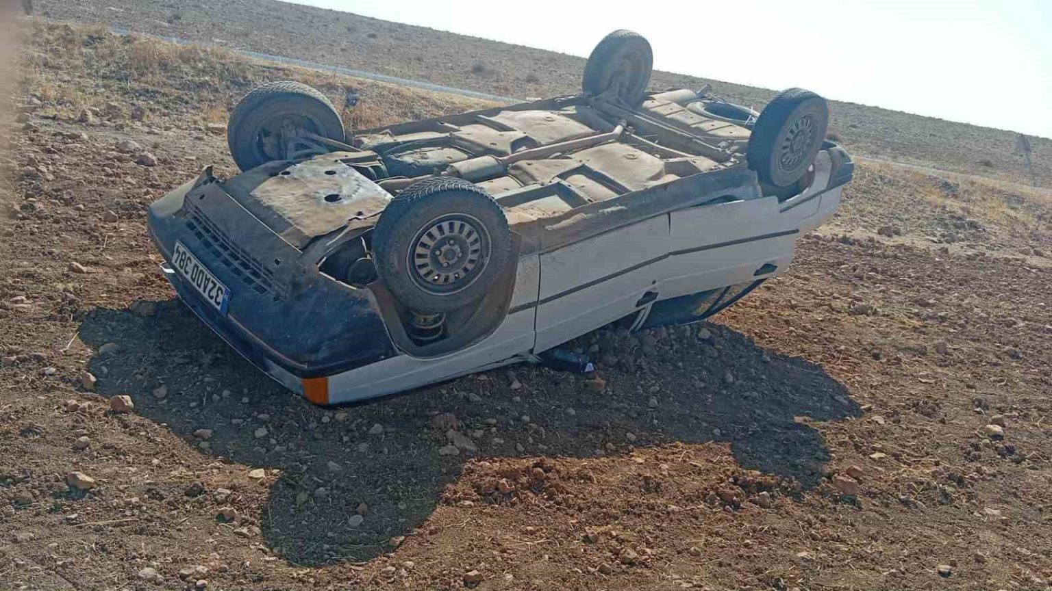 sanliurfada-kontrolden-cikan-otomobil-sarampole-uctu