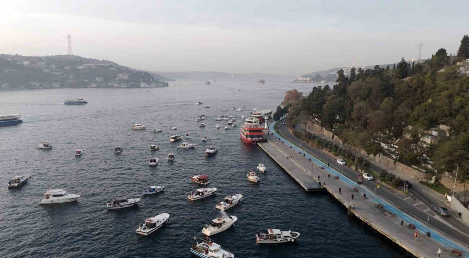 sariyerde-teknelerle-balik-avi-essiz-bogaz-manzarasiyla-birlesti