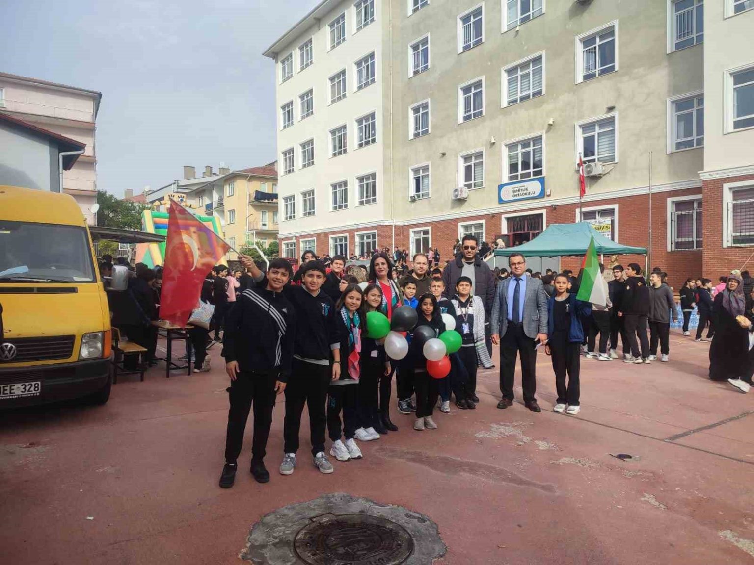 sehitlik-ortaokulunda-bir-okul-bin-umut-gazze-yardim-sergisi-buyuk-ilgi-gordu