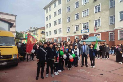 sehitlik-ortaokulunda-bir-okul-bin-umut-gazze-yardim-sergisi-buyuk-ilgi-gordu