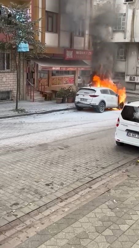 sultangazide-park-halindeki-arac-alevlere-teslim-oldu