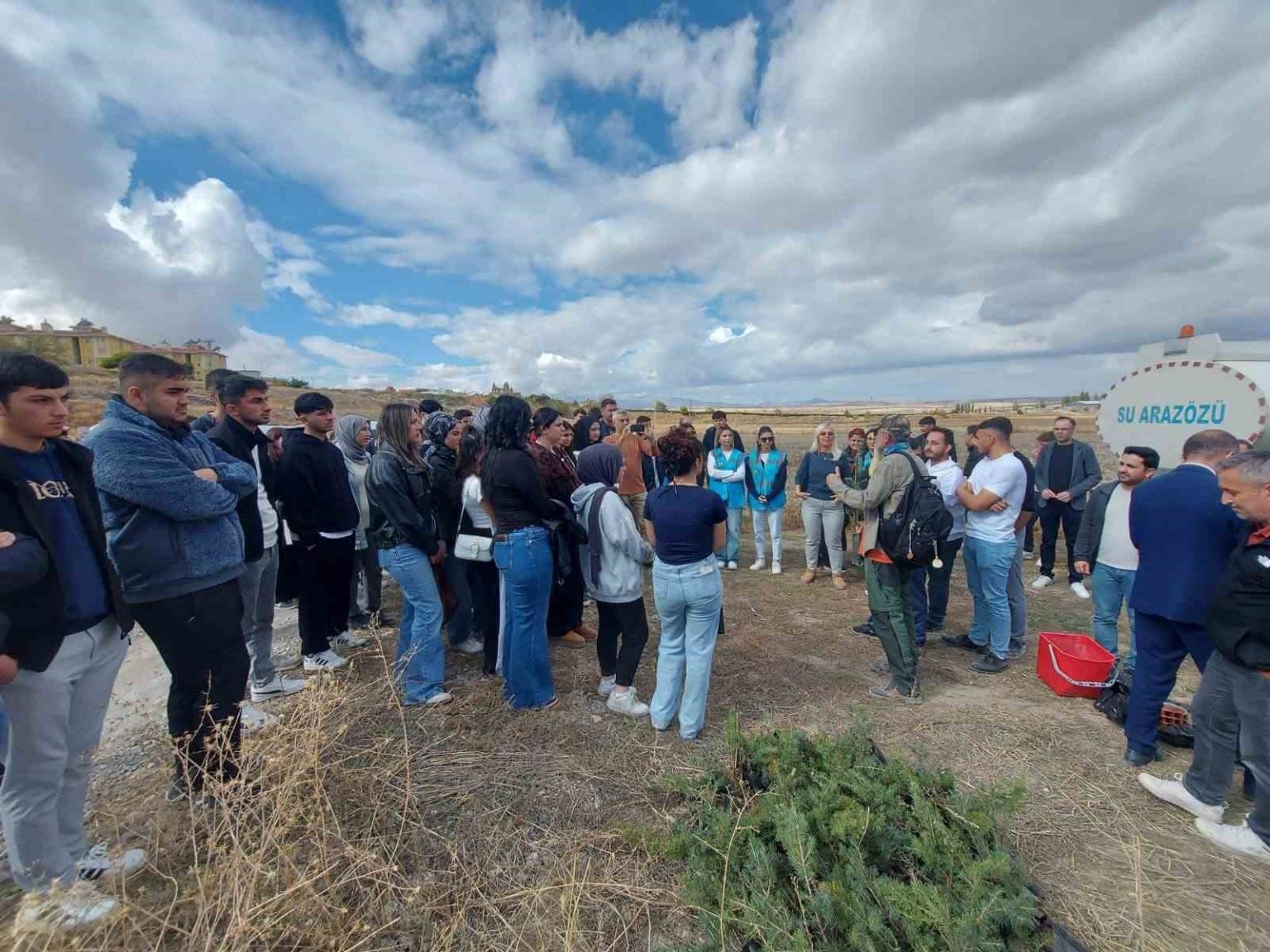 tomarza-myo-ogrencileri-yuzlerce-fidani-toprakla-bulusturdu