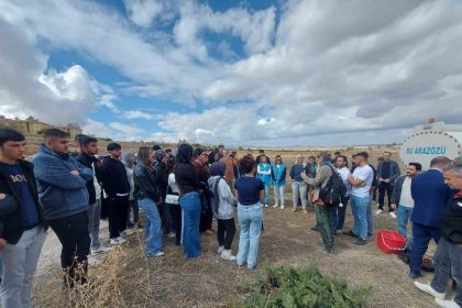 tomarza-myo-ogrencileri-yuzlerce-fidani-toprakla-bulusturdu