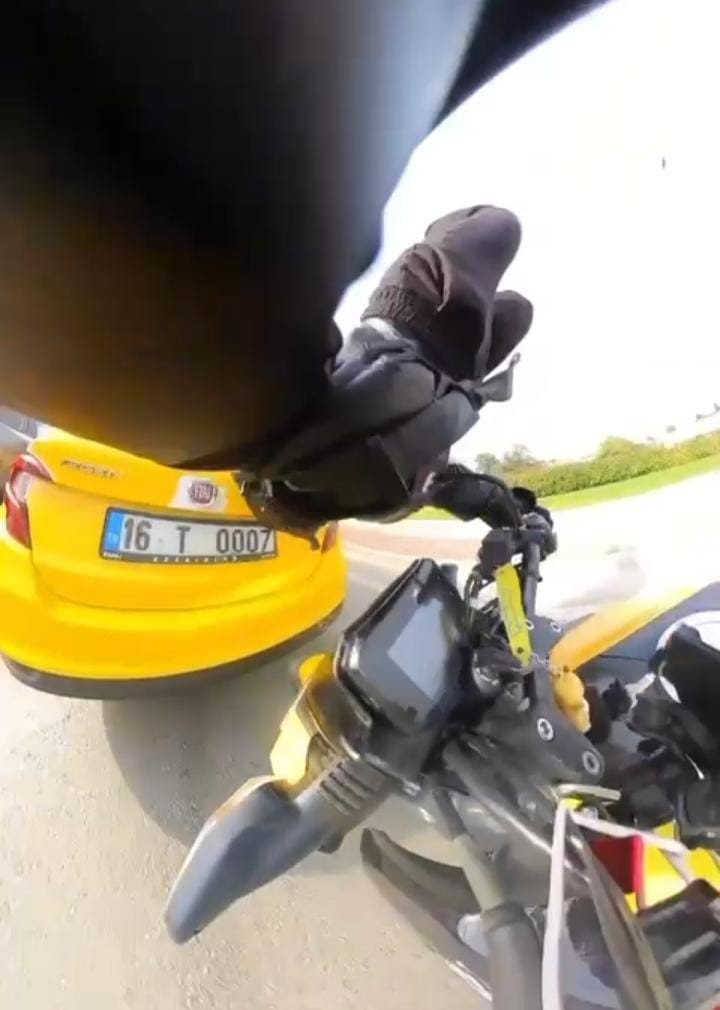 trafigin-sikistigini-gormeyen-motosikletli-onunde-duran-taksiye-carpti