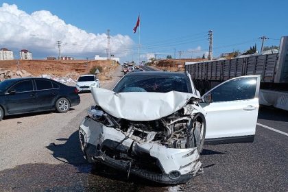 traktor-ile-otomobil-carpisti-4-yarali