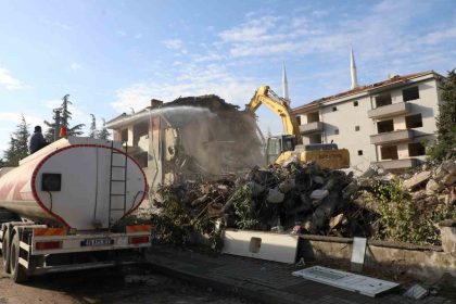 turgutalp-kentsel-donusumde-2-ve-3-etap-yikimlari-basladi