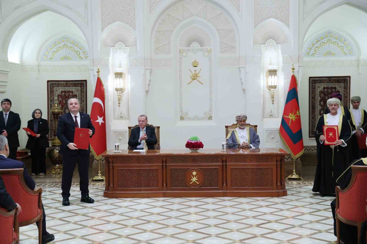 turkiye-ve-umman-arasinda-16-belge-imzalandi