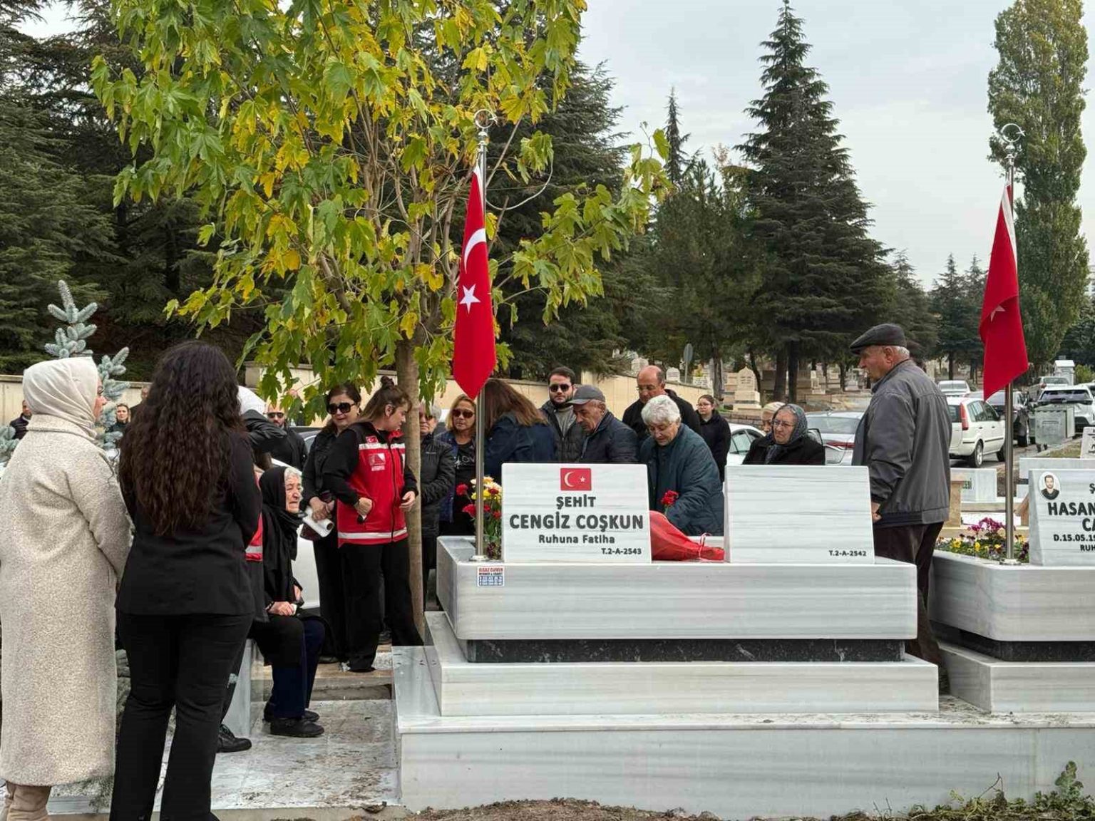 tusasa-duzenlenen-teror-saldirisi-sehitleri-yil-donumunde-kabri-basinda-anildi