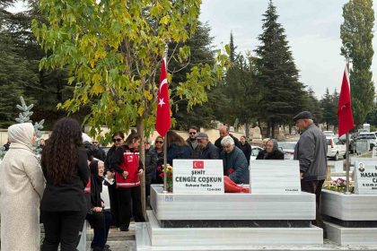 tusasa-duzenlenen-teror-saldirisi-sehitleri-yil-donumunde-kabri-basinda-anildi