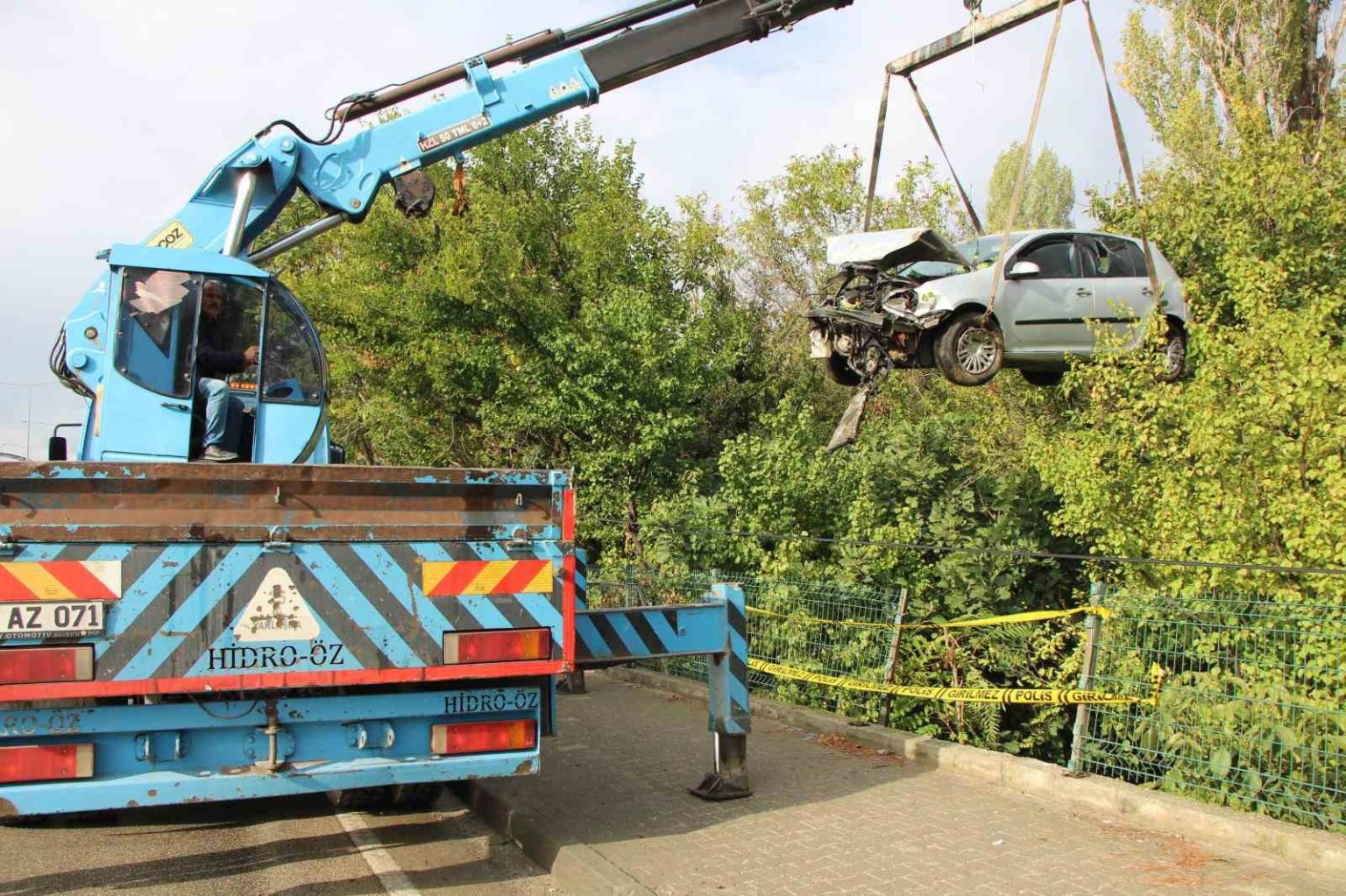 universite-ogrencilerinin-bulundugu-otomobil-bahceye-uctu-4-yarali