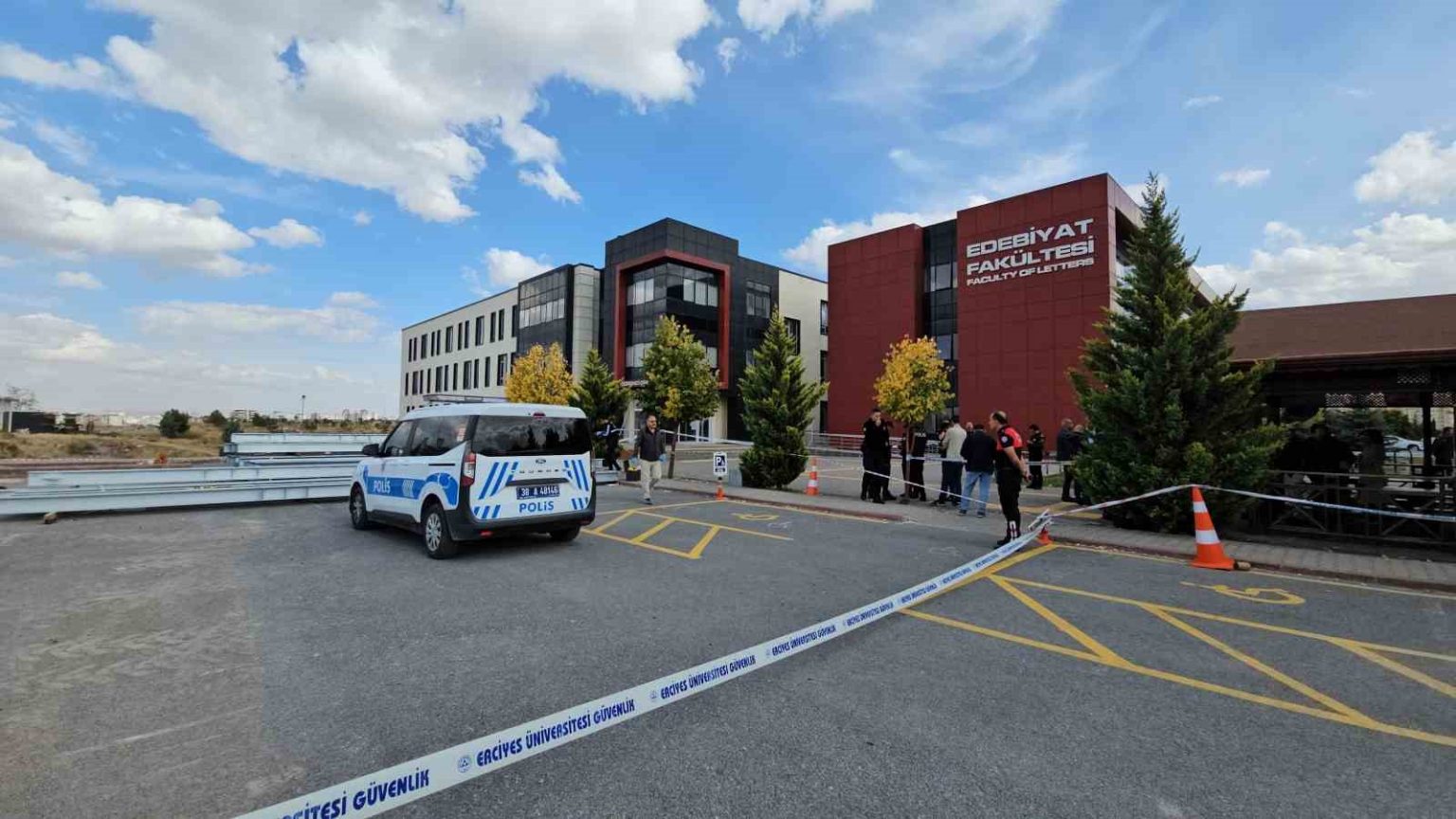 universitede-cinayet-fakulte-onunde-eski-esi-tarafindan-vurulan-kadin-hayatini-kaybetti