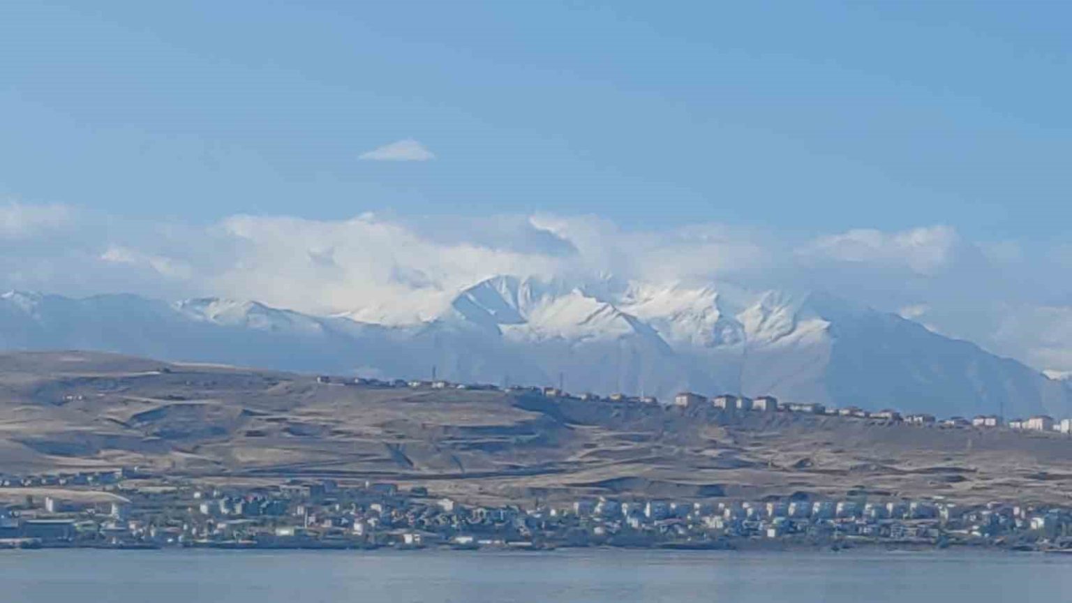 vani-cevreleyen-daglarin-zirvesi-beyaza-burundu