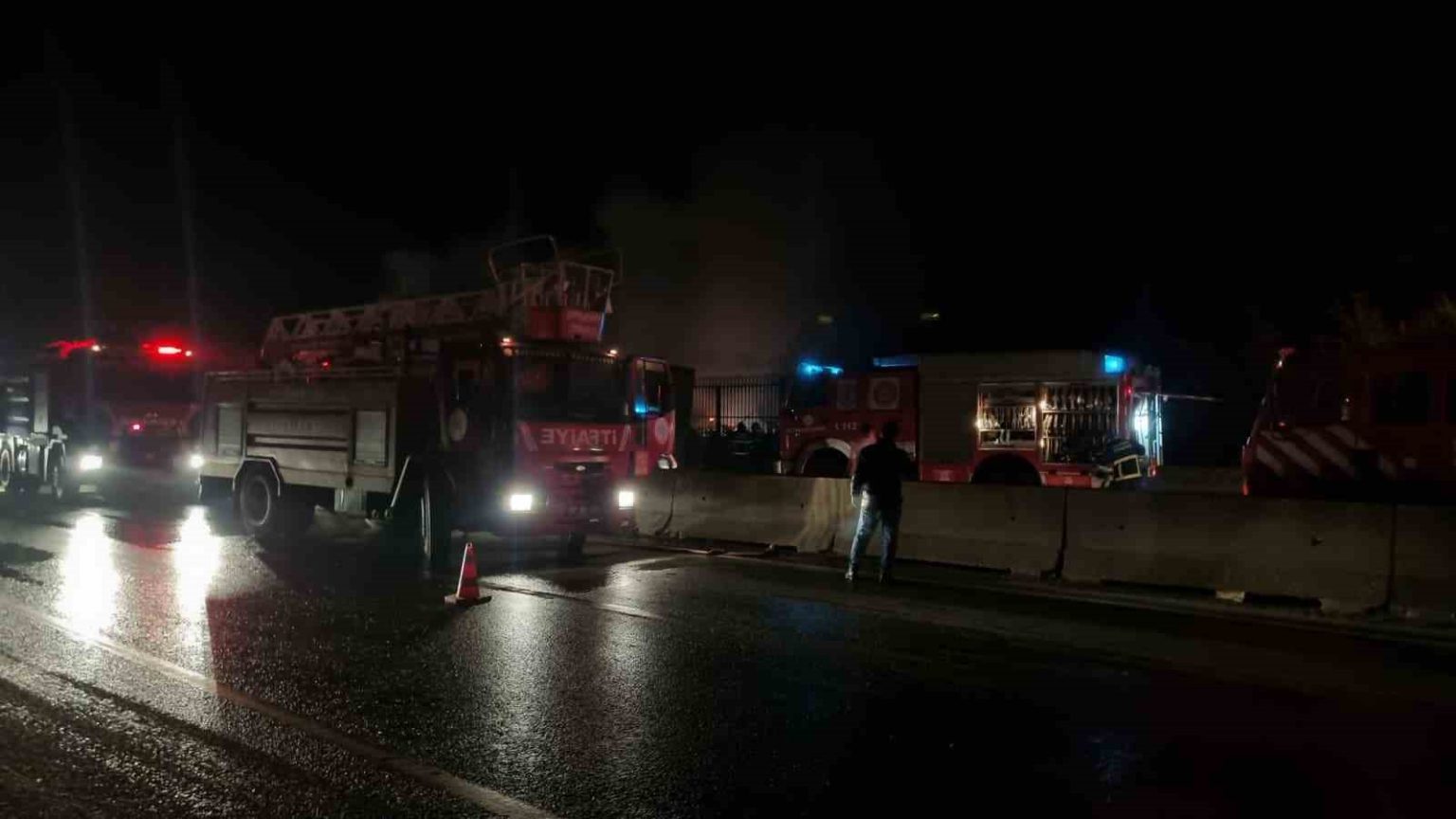 yalovada-seyir-halindeki-tir-alevlere-teslim-oldu