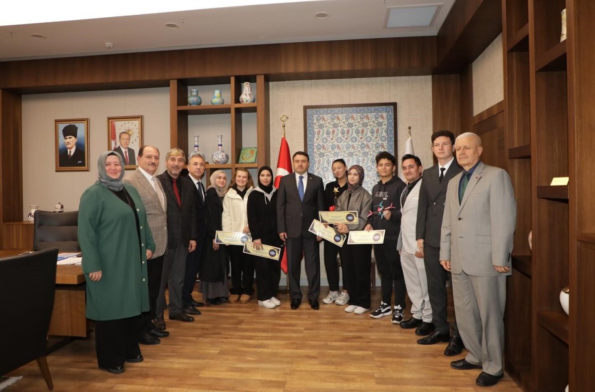 yarismalarda-derece-elde-eden-ogrenciler-odullendirildi