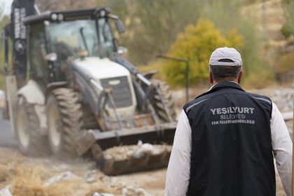 yesilyurtta-kis-oncesi-asfalt-calismalari-hizlandi