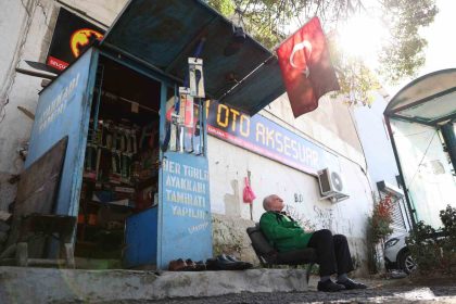 2-metrekarede-45-yillik-ayakkabi-boyaciligi