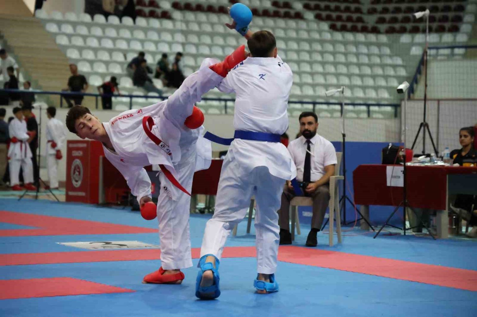 51-ilden-bin-200-sporcu-elazigda-karate-icin-bulustu