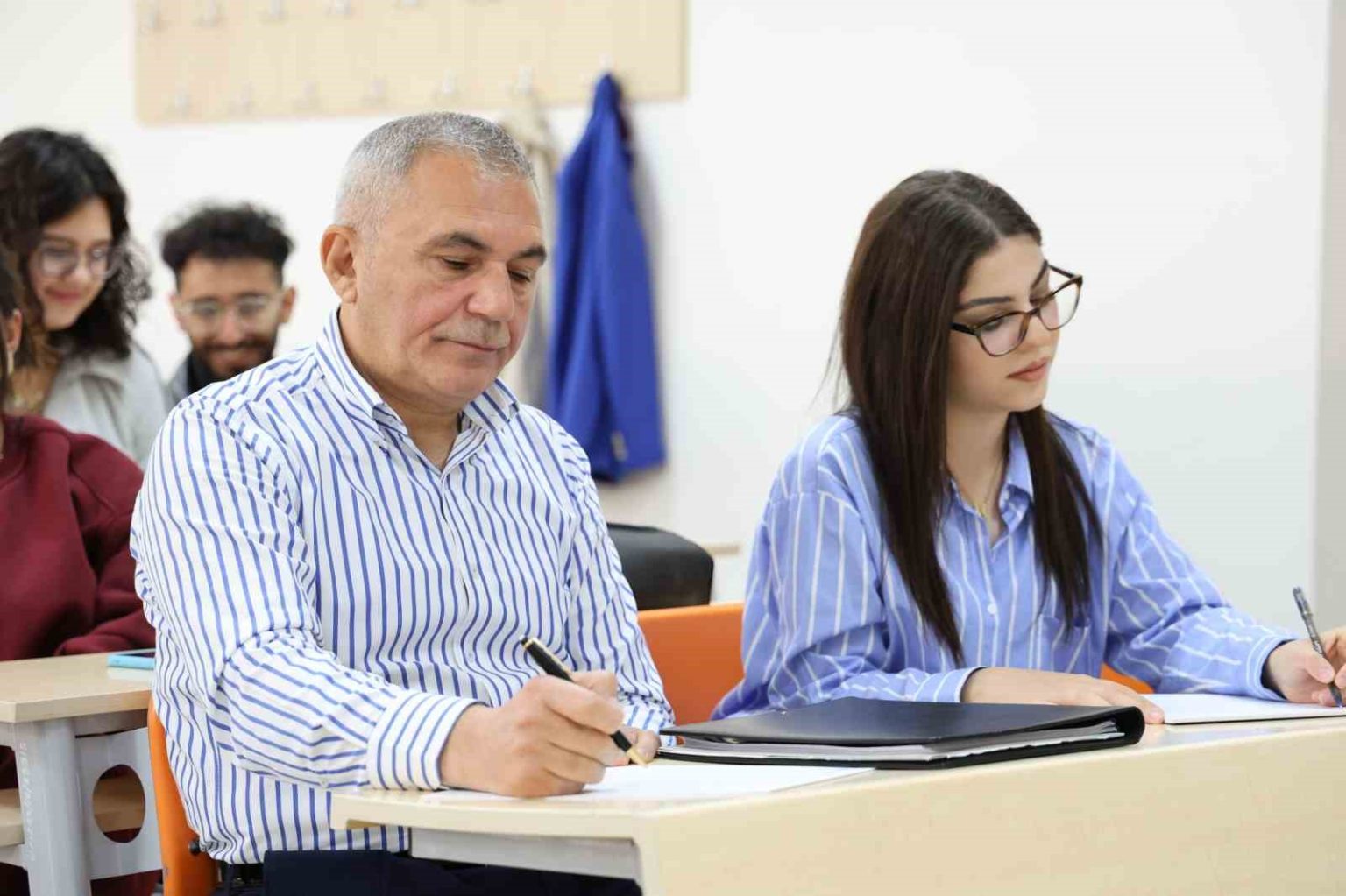 58-yasindaki-dede-18-yasindaki-torunuyla-ayni-universitede-okuyor