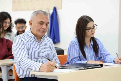 58-yasindaki-dede-18-yasindaki-torunuyla-ayni-universitede-okuyor