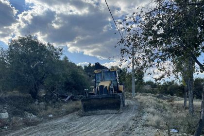 acipayam-belediyesinin-duzeltmedigi-yolu-vatandaslar-kendi-imkanlariyla-duzelti