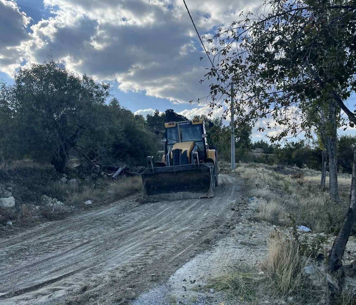 acipayam-belediyesinin-duzeltmedigi-yolu-vatandaslar-kendi-imkanlariyla-duzelti