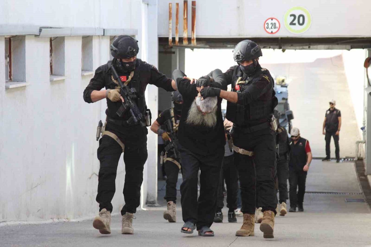 adanadaki-deas-operasyonu-sozde-turkiye-emiri-ile-birlikte-6-supheli-tutuklandi